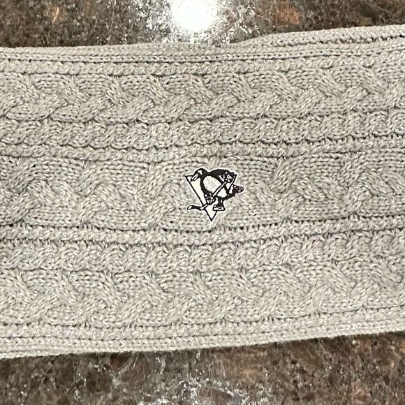 47 Silver/ Gray Knit Cable Infinity Scarf Pittsburgh Penguins NHL - Picture 2 of 8